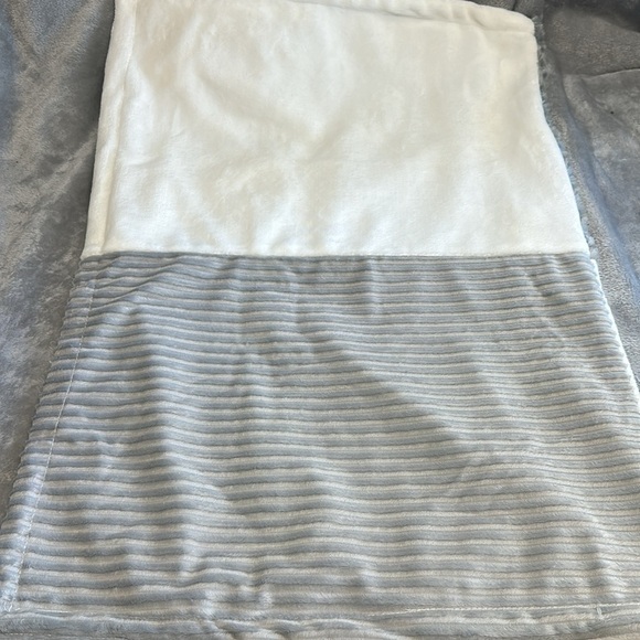 Textured velvety/velour baby  blanket - Picture 3 of 4